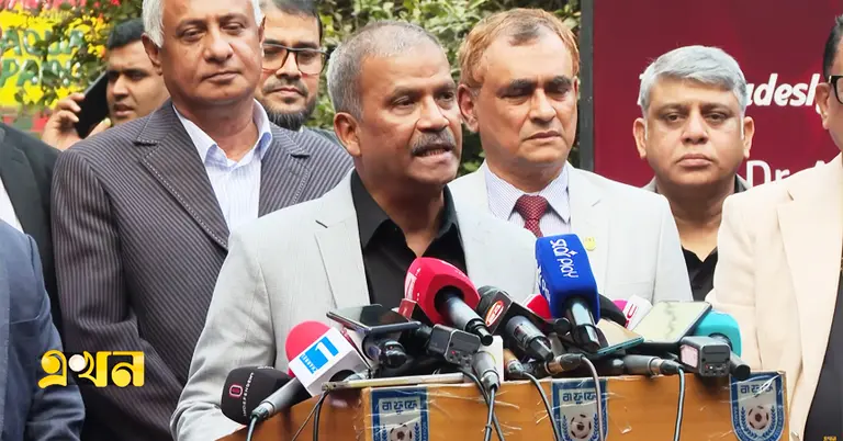 সাংবাদিকদের সঙ্গে কথা বলেছেন ক্রীড়া উপদেষ্টা আসিফ নজরুল